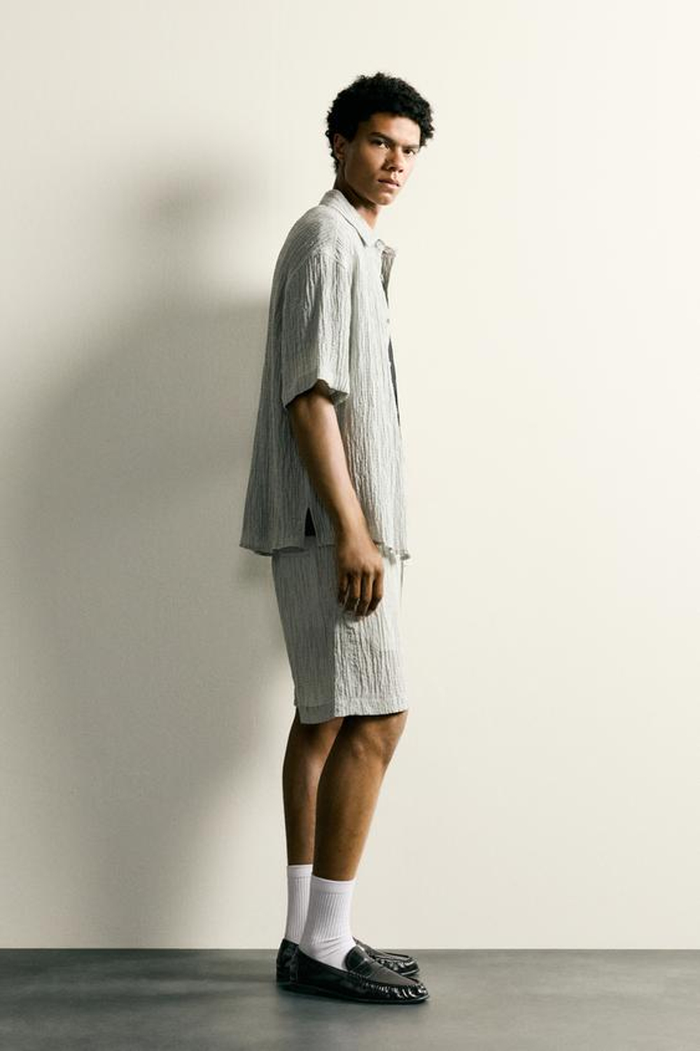 ZARA ШОРТЫ RELAXED FIT С РЕЛЬЕФНОЙ ФАКТУРОЙ, СВЕТЛО-СЕРЫЙ
