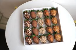 Набор клубники в шоколаде "Молочный с миндалем"