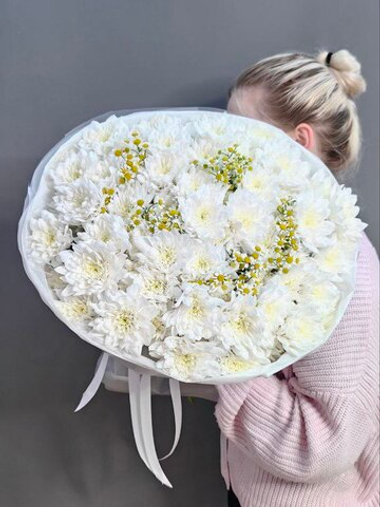 Букет из кустовых хризантем "Baltica white" и ромашек