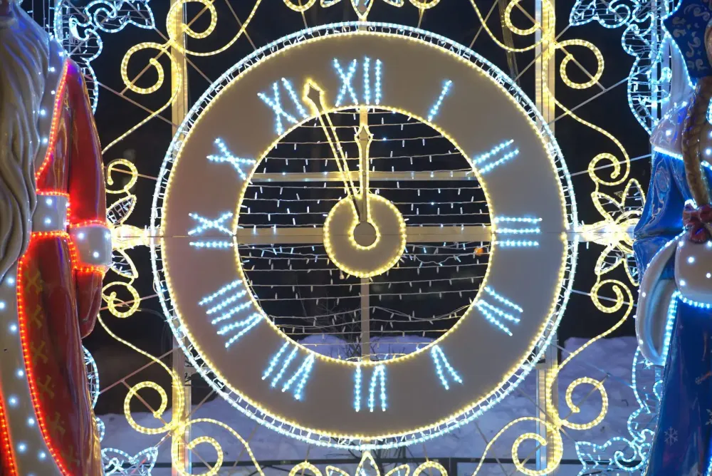 Композиция фигур "Дед Мороз и Снегурочка" и световое панно с часами