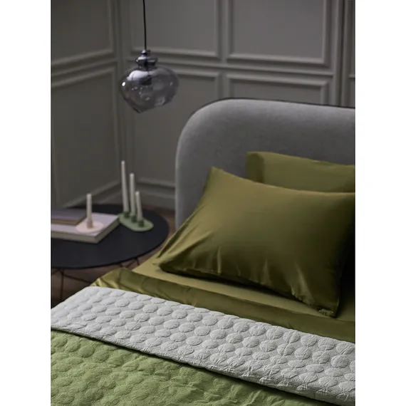 Простыня на резинке из премиального сатина оливкового цвета из коллекции essential, 160х200х30 см