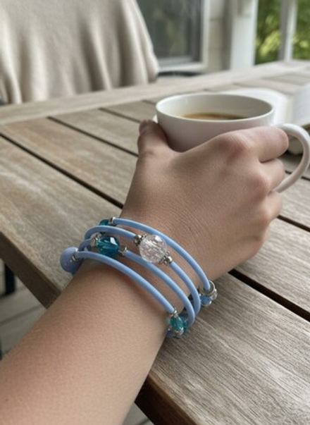 Браслет с бусинами гибкий голубой
