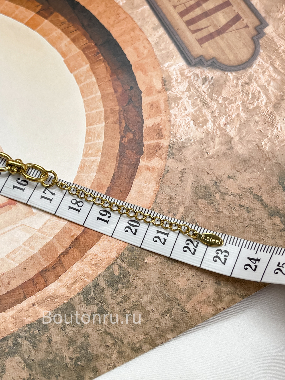 Золотистый браслет с крупными звеньями