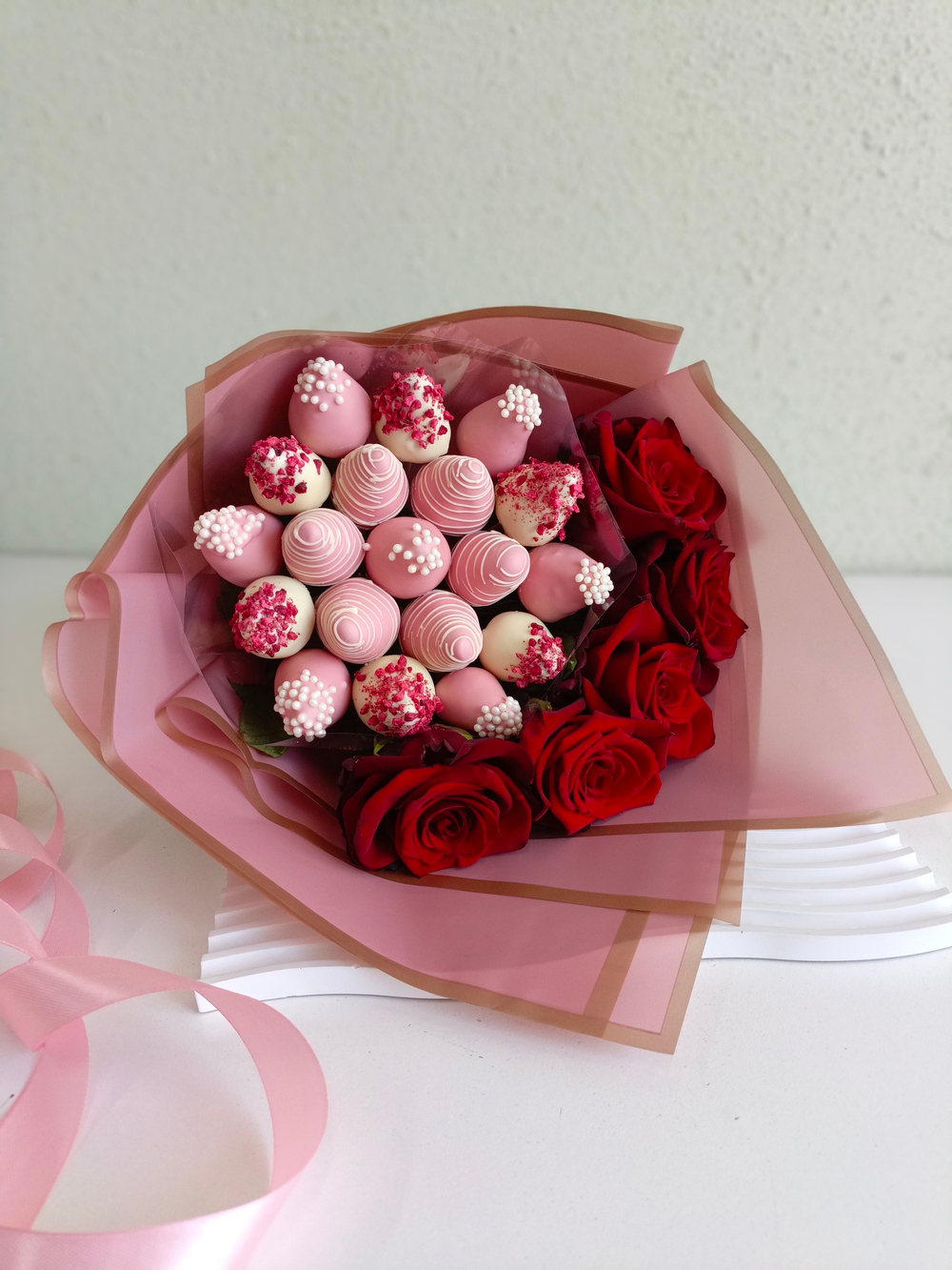 Букет из клубники в шоколаде и красных роз