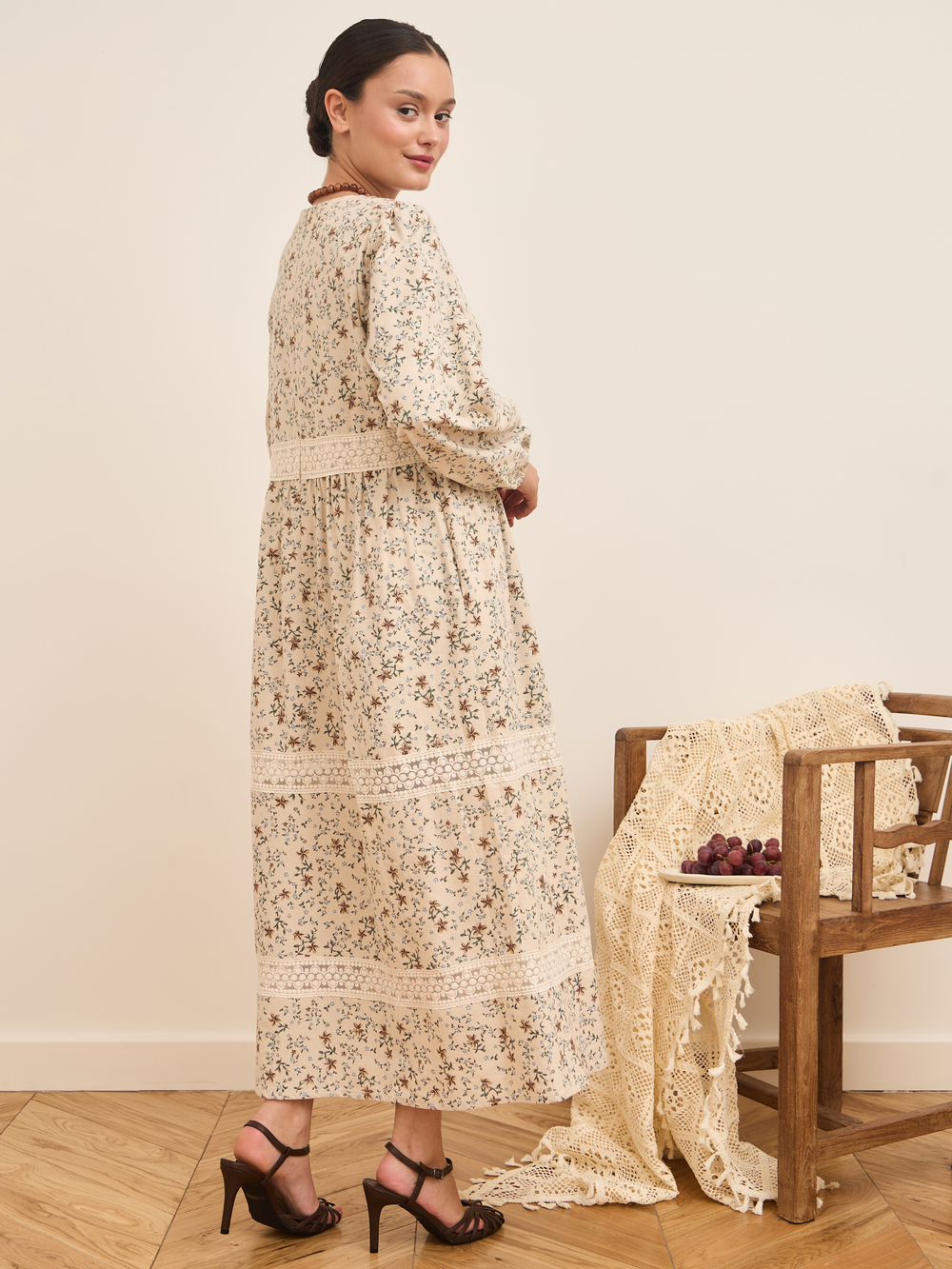 Платье с кружевными вставками