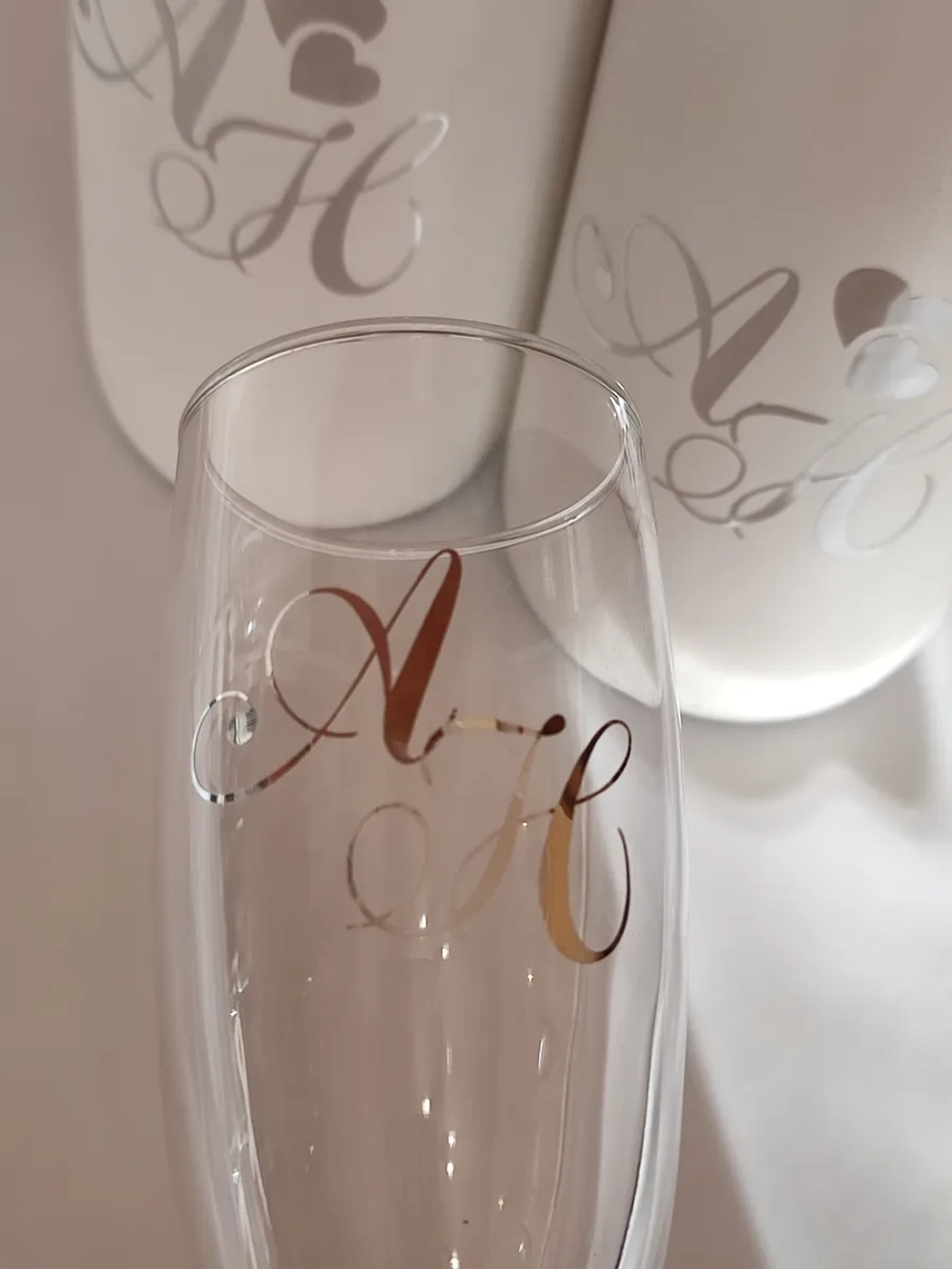 Наклейки свадебные на бутылки и бокалы инициалы " В "