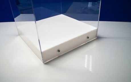 Прозрачный колпак с белым основанием