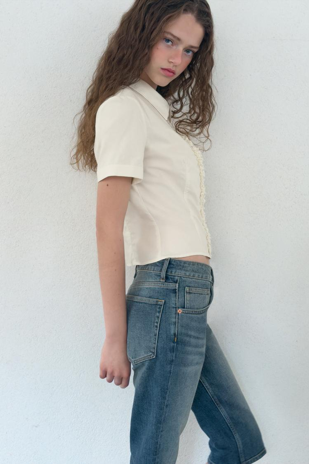 ZARA РУБАШКА ИЗ ПОПЛИНА С ВОЛАНАМИ И ЗАКЛЕПКАМИ, ЭКРЮ