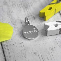 Серебряная мини подвеска с гравировкой даты на заказ