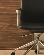 Офисный стул Nerlan из черной экокожи с алюминиевой рамой