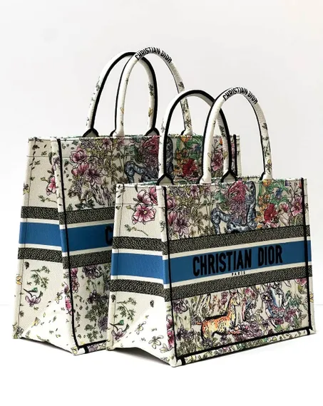Сумка Dior Book Tote, модель среднего формата белый