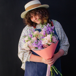 26. Милый светлый букет с маттиолой и эустомой