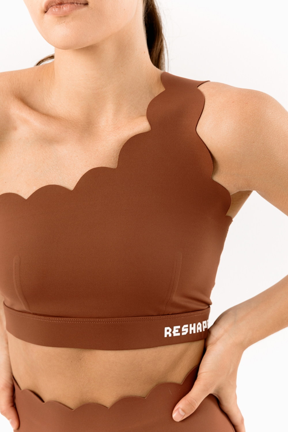 Костюм утягивающий с легинсами и топом с волнообразными краями