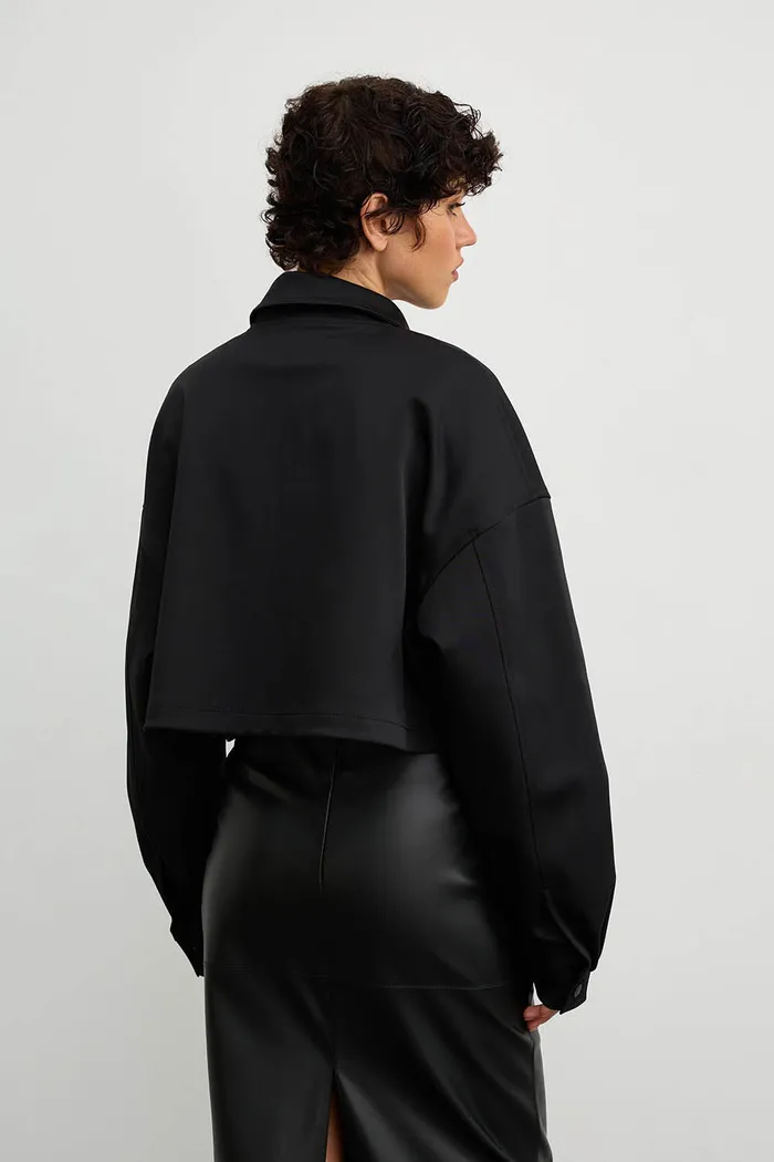 Куртка с воротом укороченная черного цвета