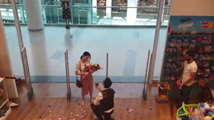 Kitab mağazasında evlilik təklifi!