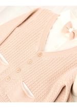 кардиган с рубашкой и джинсами