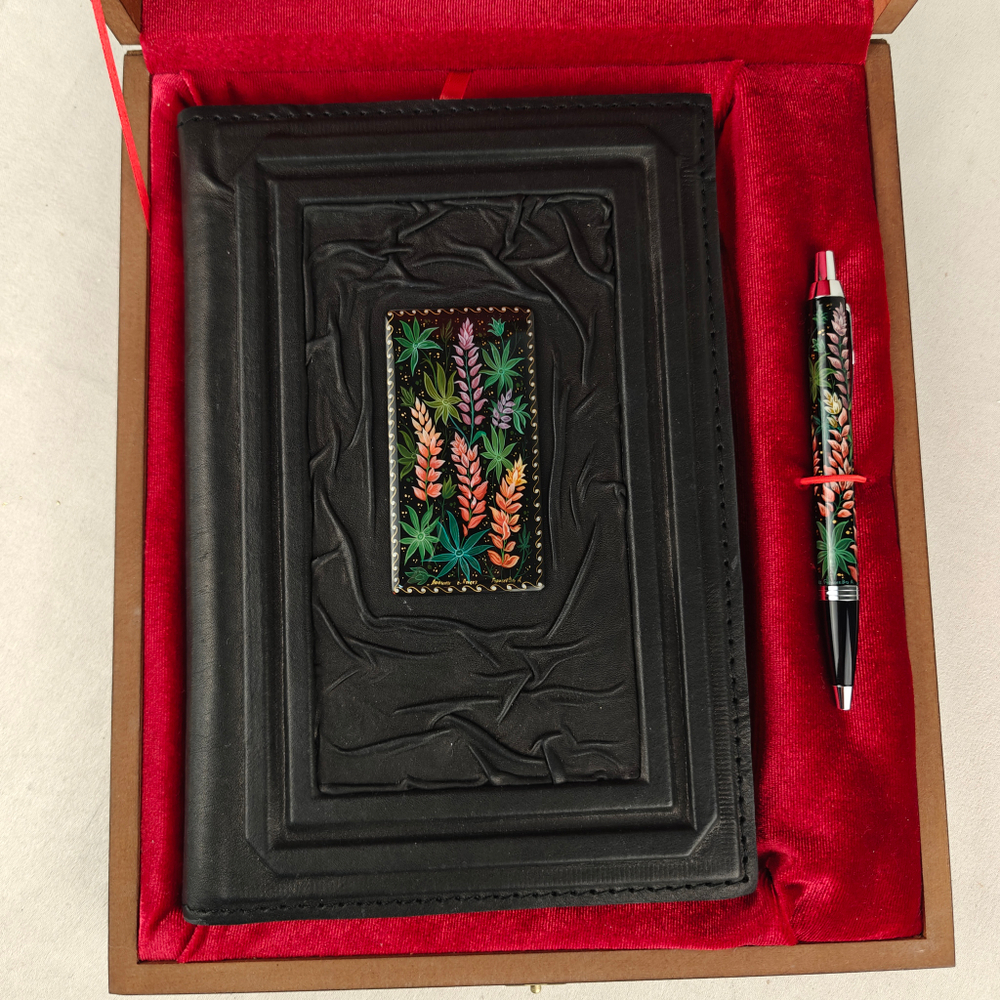 Ежедневник А5 "Люпины" (обложка из натуральной кожи) и ручкой с росписью Палех в футляре