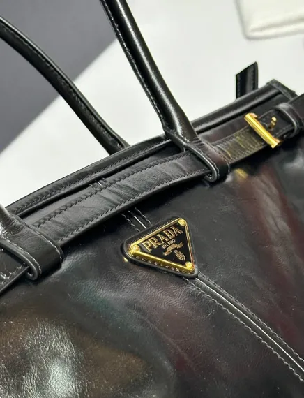 Кожаная большая сумка Prada Bonnie