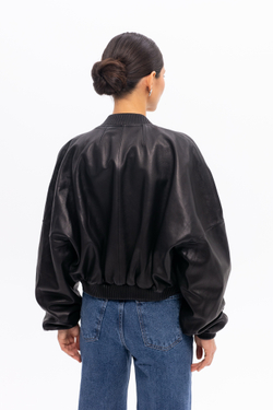 Черная кожаная куртка
