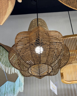 Изящная подвесная люстра из натурального ротанга с лепестковой формой.