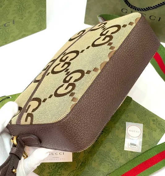 Сумка-мессенджер Gucci с мотивом Jumbo GG