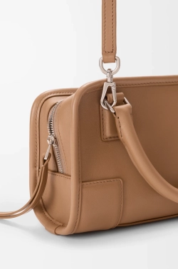 Loewe Мини-сумка Amazona 180 из мягкой телячьей кожи, мокко
