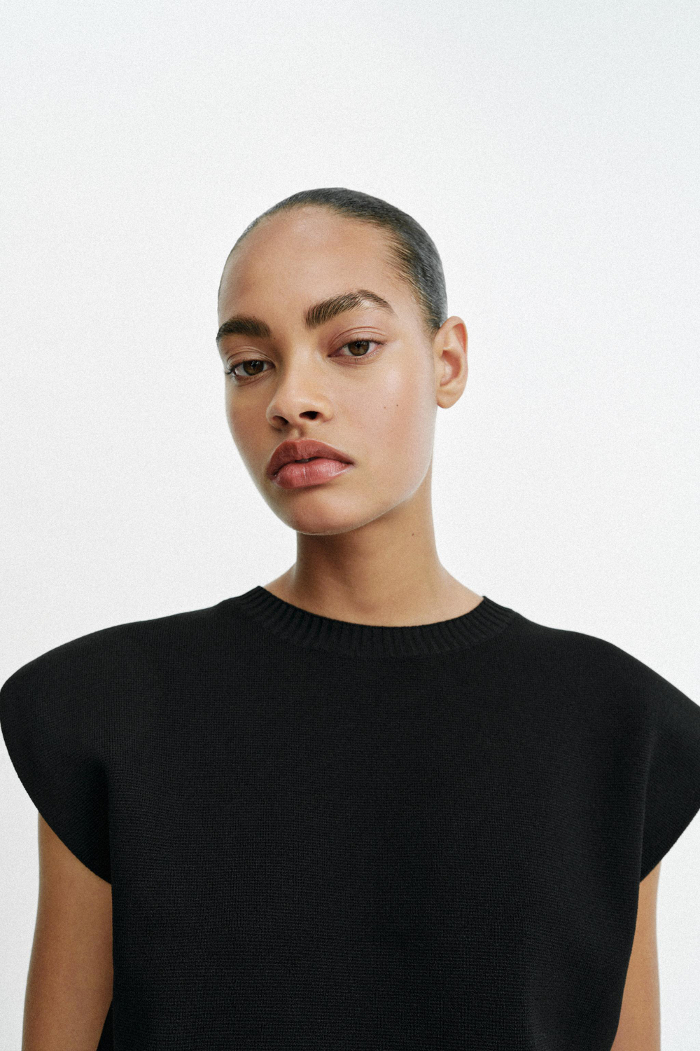 ZARA ТРИКОТАЖНЫЙ ТОП С ПОДПЛЕЧНИКАМИ, ЧЕРНЫЙ