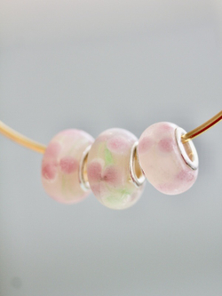 Бусина типа Пандора (Pandora) лэмпворк матовая светло-розовая с цветочками и листиками внутри