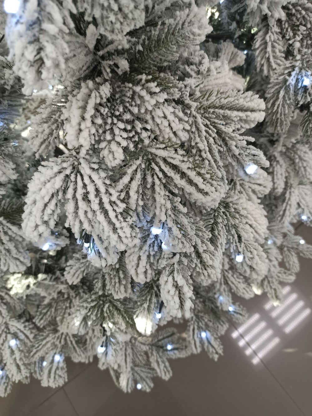 Заснеженная елка с гирляндой «Камчатская» холодный свет (Литая+пвх) 3 м