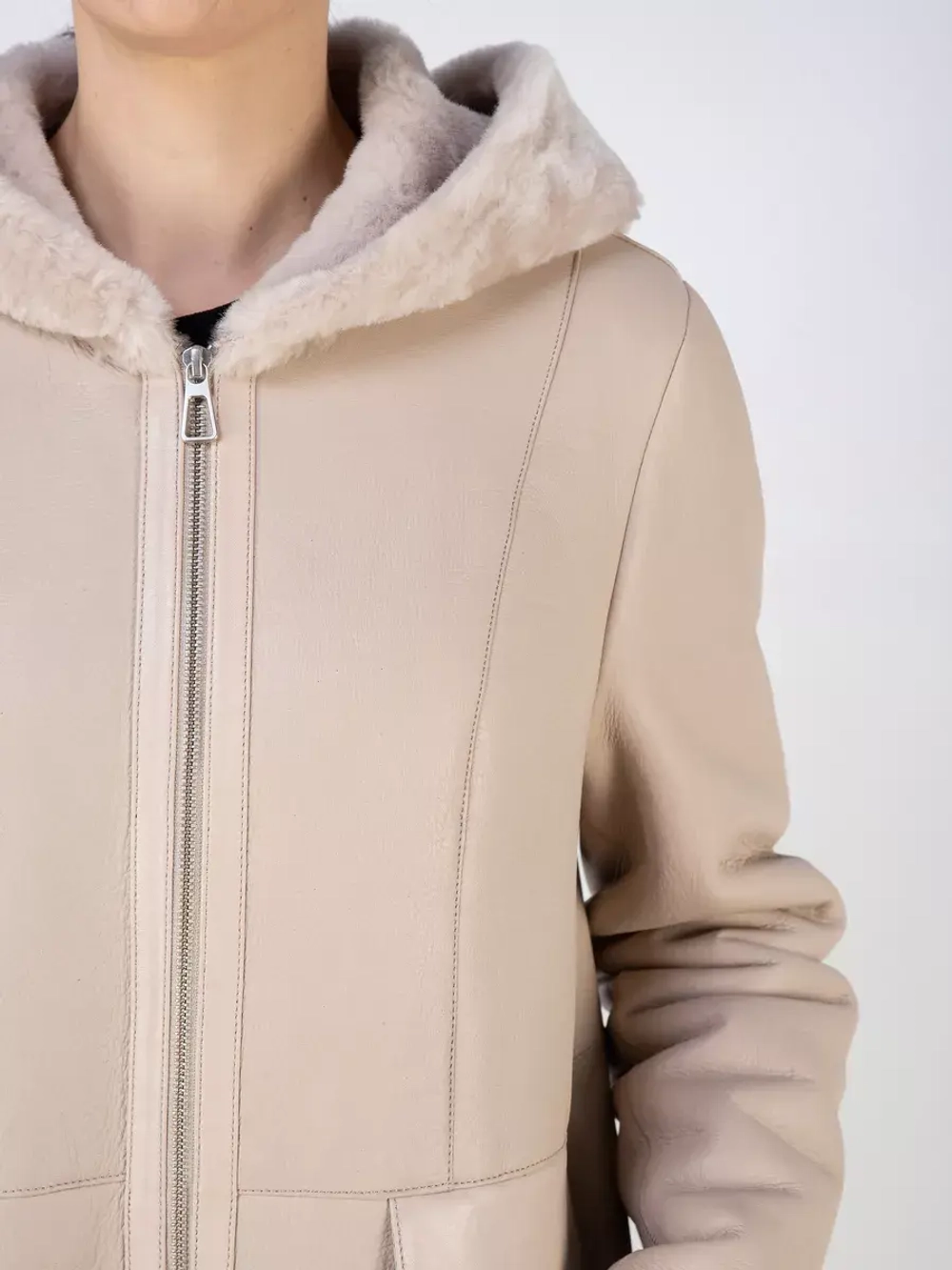 Дубленка зимняя натуральная с капюшоном