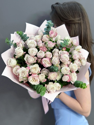 Букет из 11 кустовых пионовидных роз сорта "Angel Bombastic" с эвкалиптом