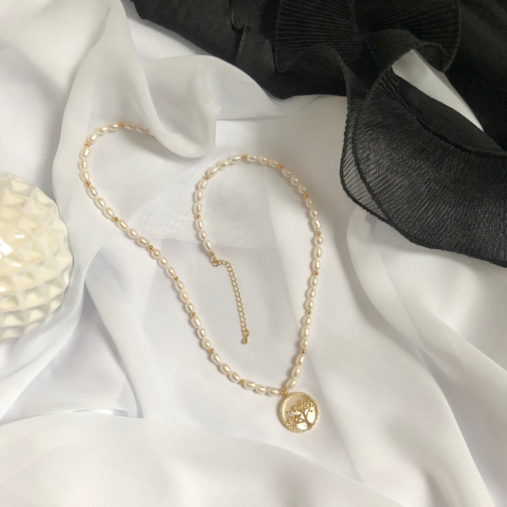 Колье речной жемчуг с медальоном "дерево жизни" в перламутре, цвет золото