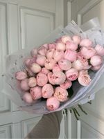 Букет из кустовой пионовидной розы в матовой пленке