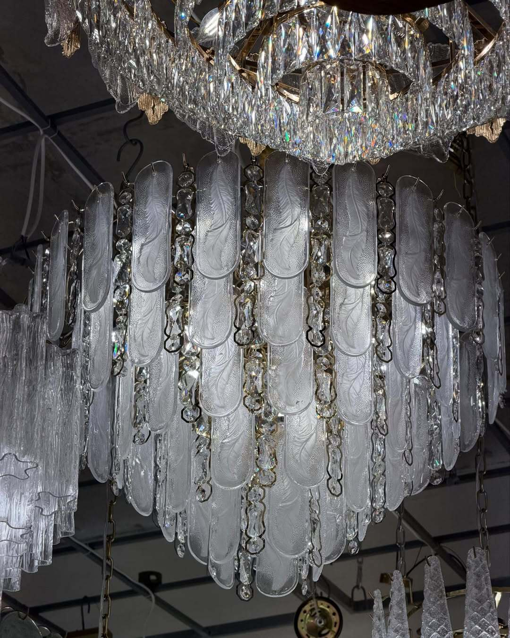 Стильная коллекция светильников со стеклянными декоративными пластинами.