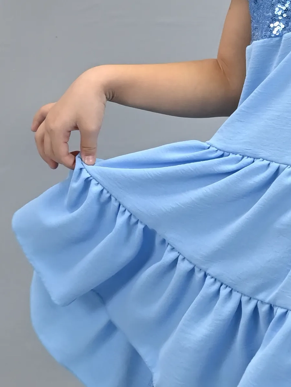 Платье нарядное для девочки с пайетками