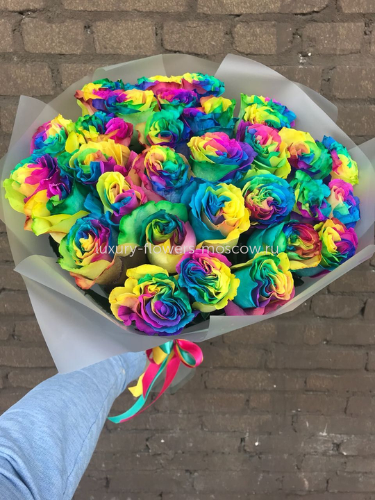 35 радужных роз