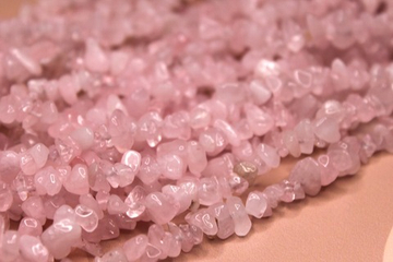 Натуральный розовый кварц крошка 5-8 мм( нить 78 см)