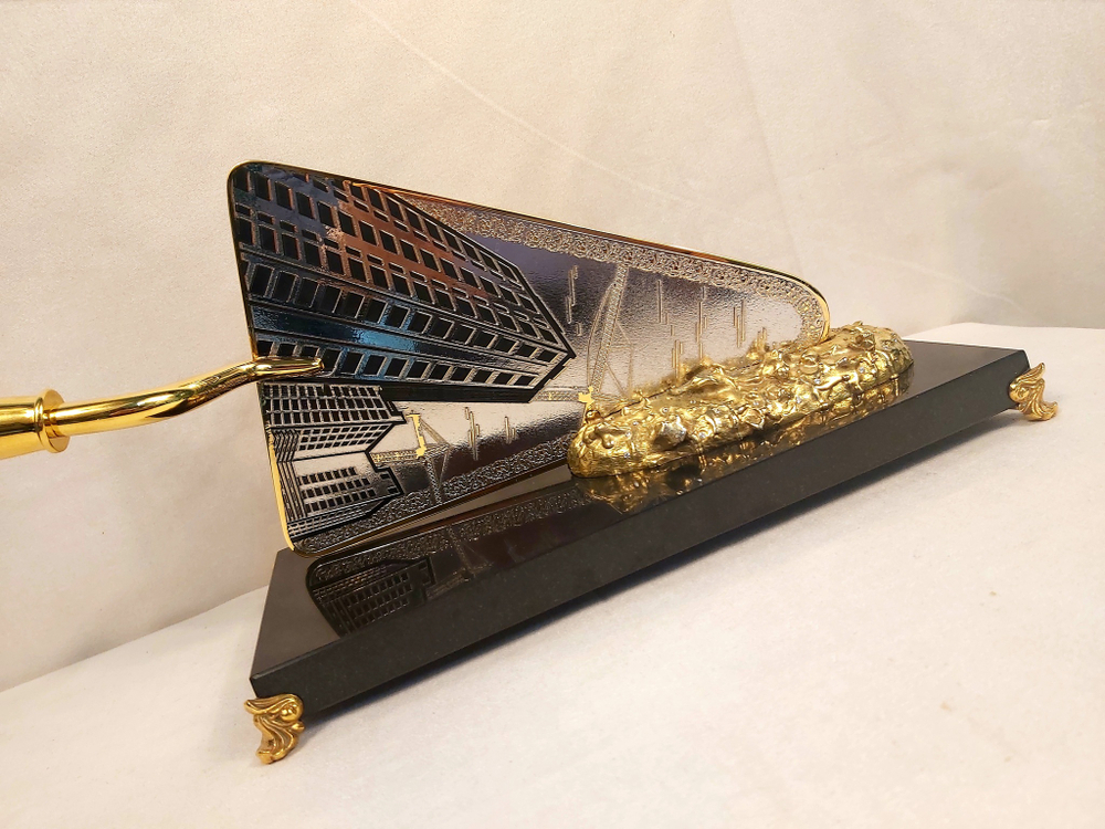 Подарок строителю "Мастерок"  большой (с чернением) на долерите с фианитами