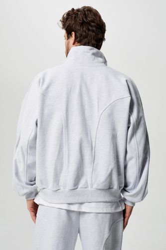 Серый костюм с шортами и худи