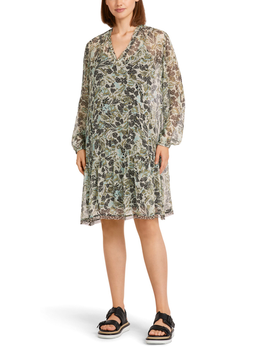 Легкое платье с V-образным вырезом и принтом