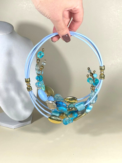 Колье из бусин на проволоке с памятью