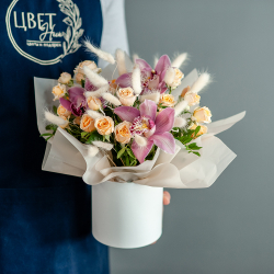 Розовые орхидеи с лагурусом в шляпной коробке