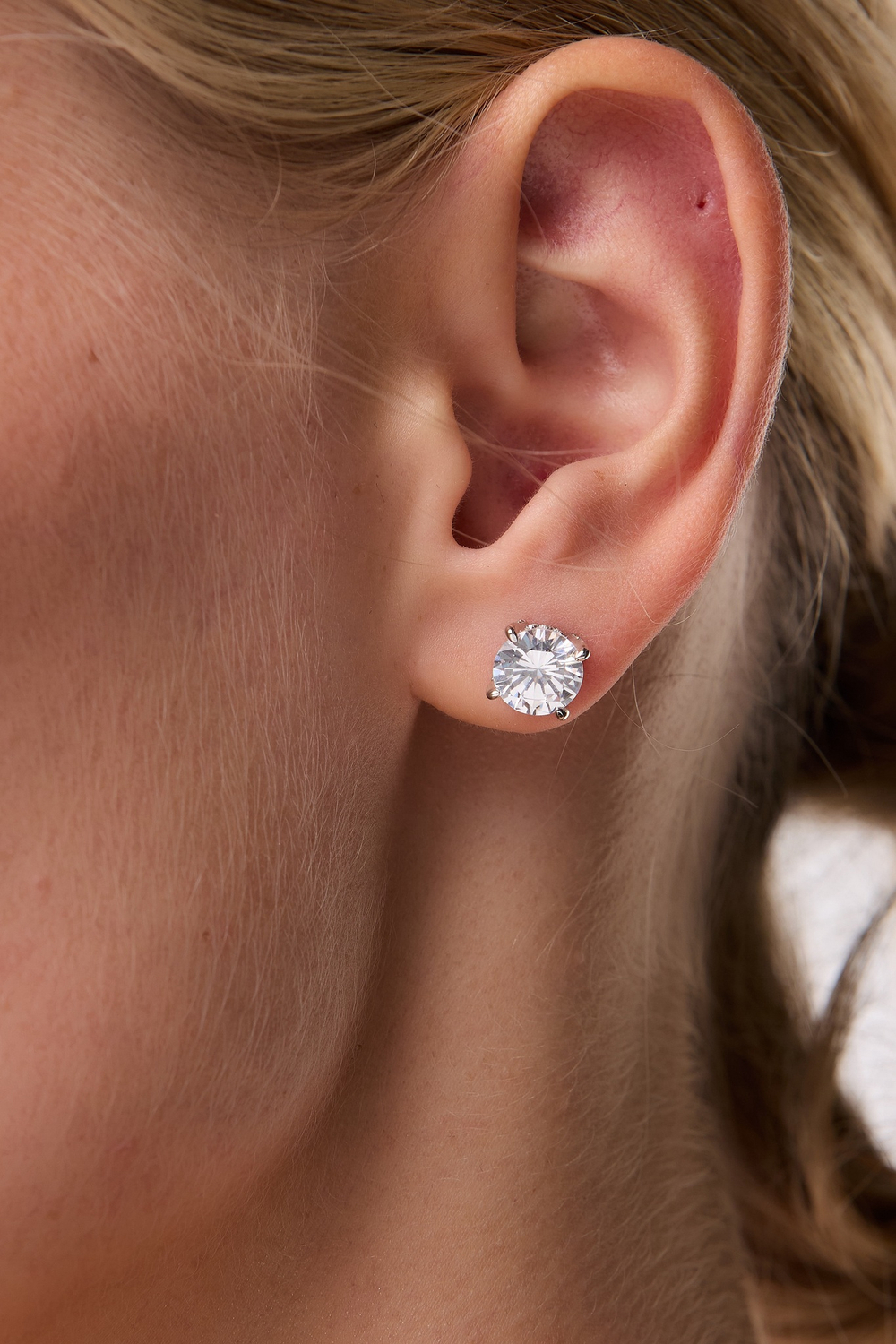 Серьги пусеты Embrasse White 8 мм