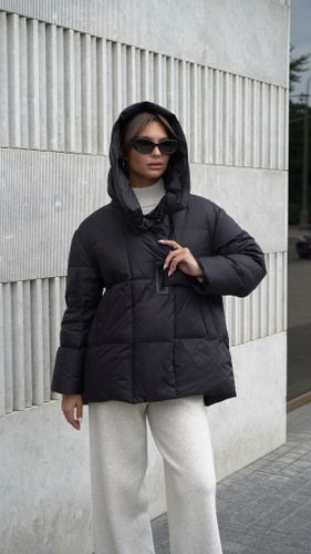 Черный пуховик с декоративной застежкой и капюшоном