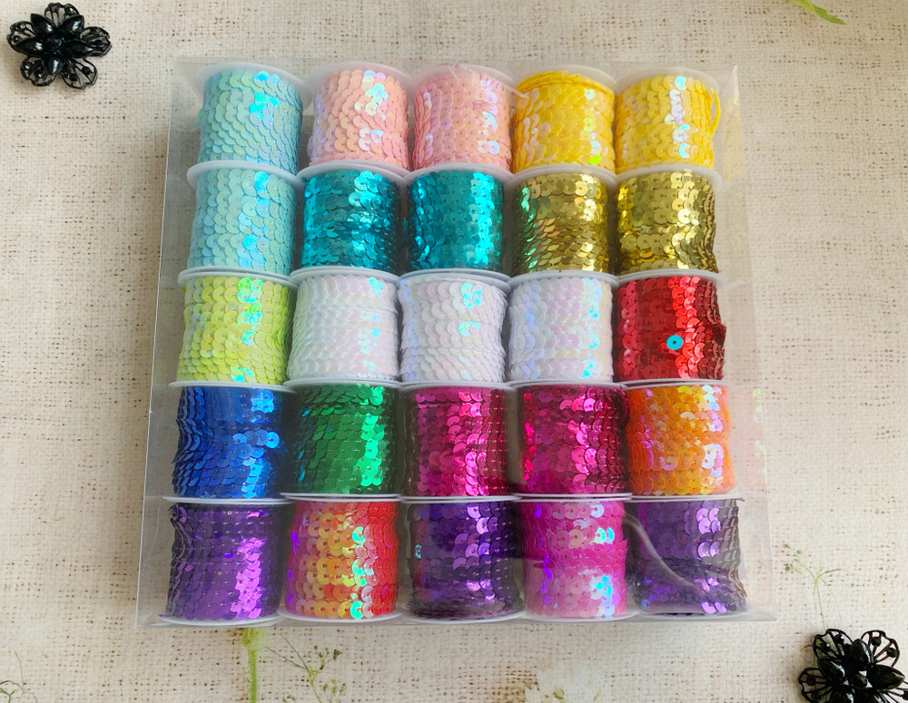 Тесьма пайетки на нитке с голограммой ассорти, ш. 0,6 см* 4 м.