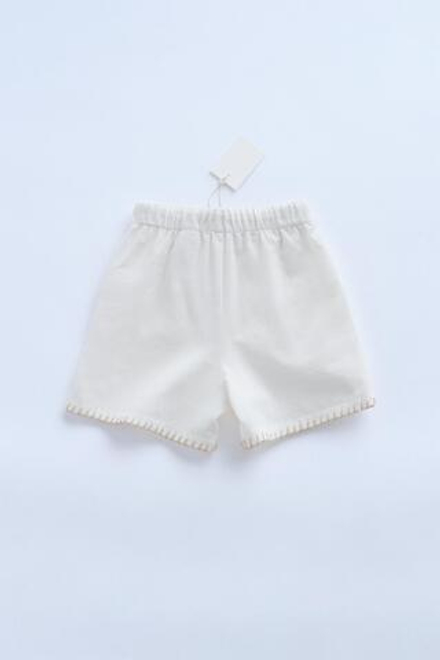 ZARA БЕРМУДЫ С ДЕКОРАТИВНОЙ СТРОЧКОЙ — TIMELESZ, ЭКРЮ