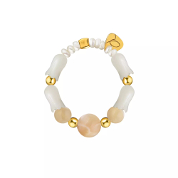 кольцо с бежевым перламутром