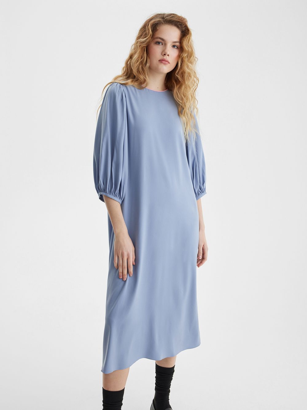 Платье с пышными рукавами жемчужного цвета