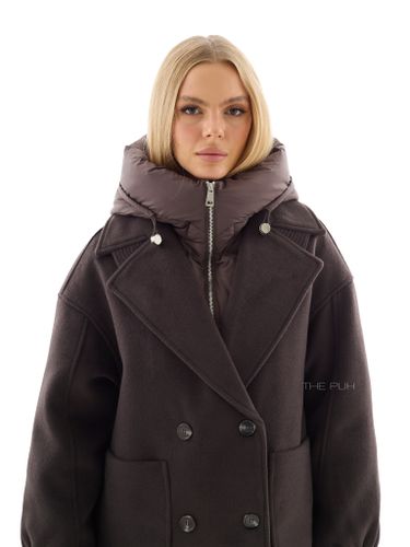 Винное двубортное пальто с манишкой