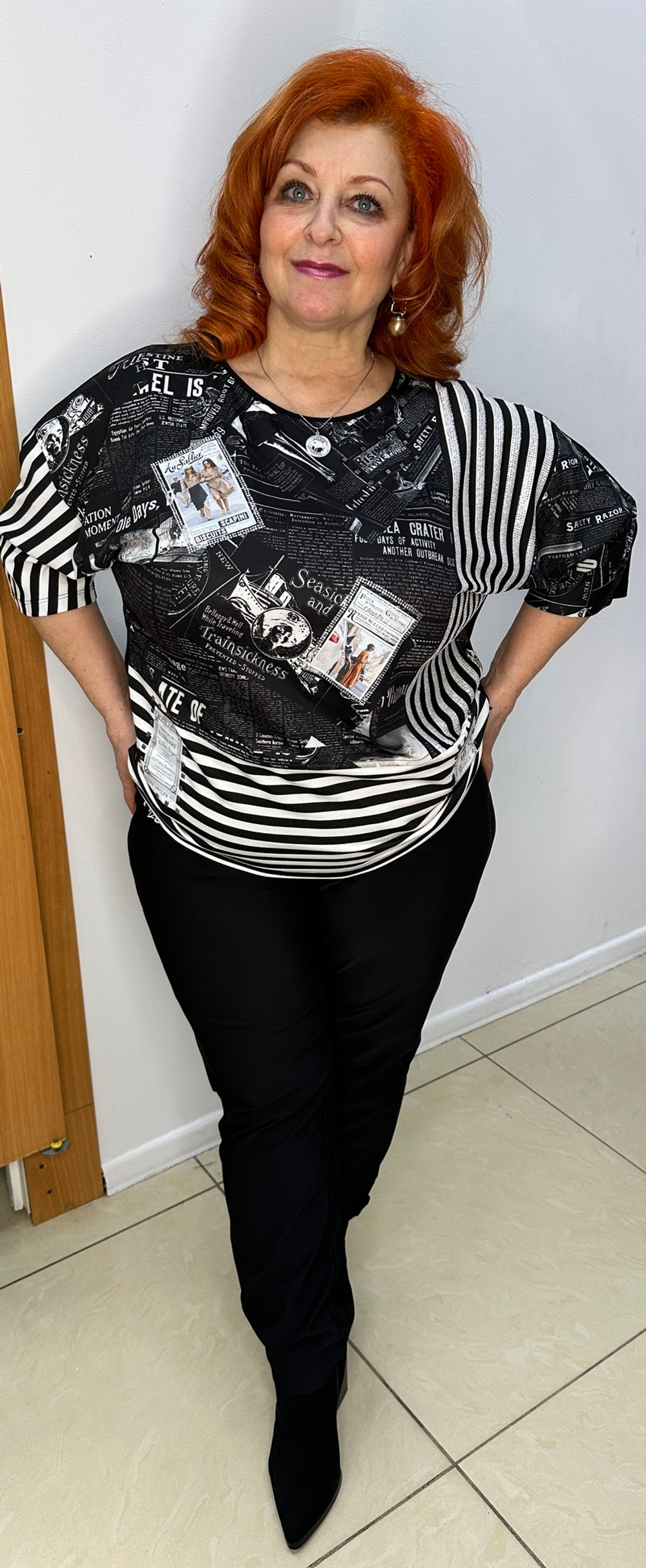 Нарядный блузон-туника с "газетным" принтом и полоской